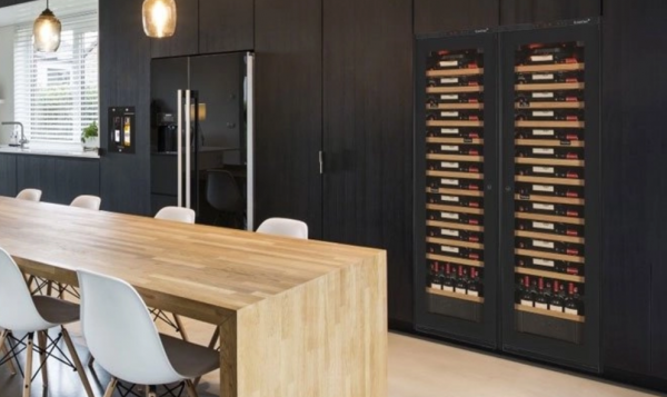 Lemari dengan lemari anggur terintegrasi untuk koleksi anggur Anda